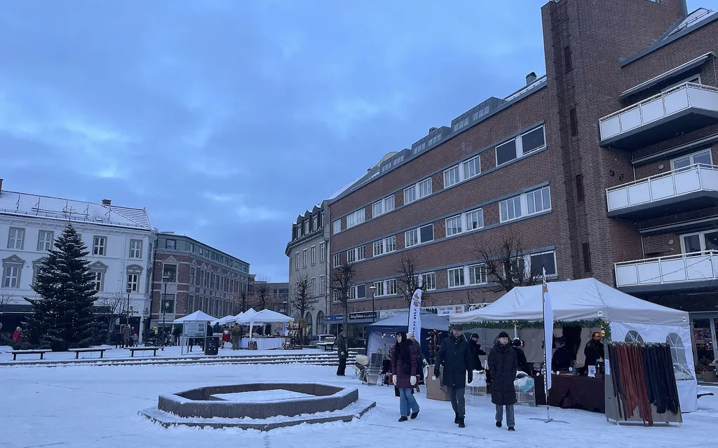 Christmas – from julebord to Christmas Eve Christmas – from julebord to Christmas Eve
