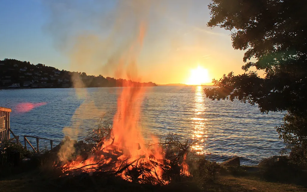 June and July: bonfires, light nights and fellesferie June and July: bonfires, light nights and fellesferie
